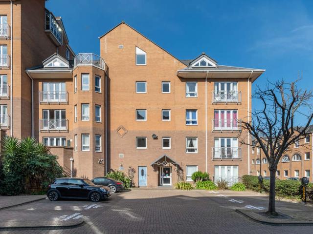 Flat for sale in Isle Of Dogs, Isle of Dogs