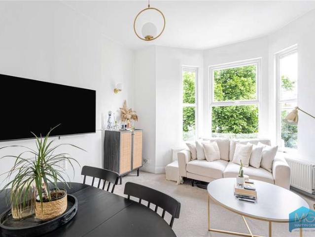 Flat for sale in Stroud Green, Greater London