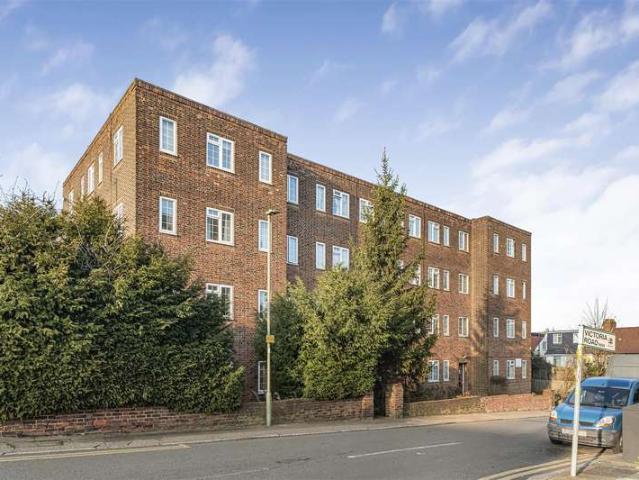 Flat for sale in Hendon, Greater London