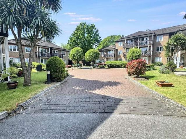 Flat for sale in Tricketts Cross, Ferndown