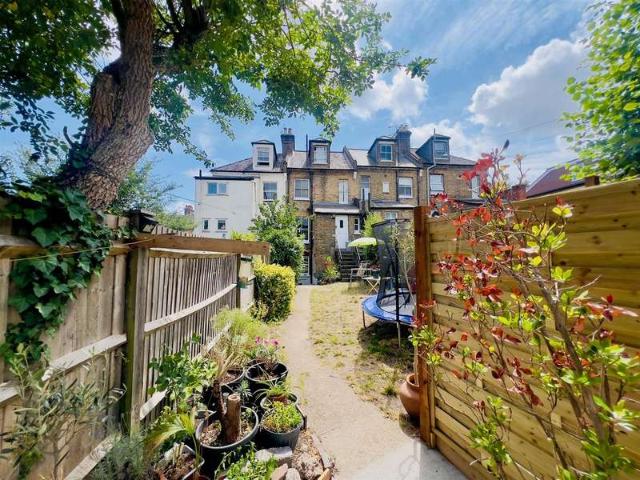 Flat for sale in Beckenham, Greater London