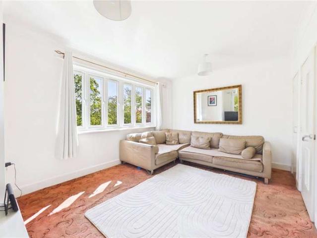 Flat for sale in Woodberry Down, Stamford Hill