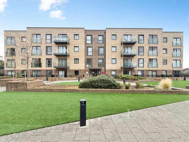 Flat for sale in Spring Park, Luton