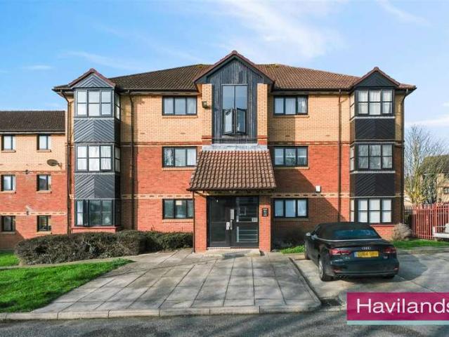 Flat for sale in Bowes, Greater London