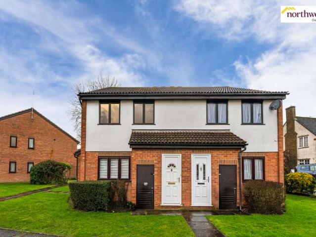Flat for sale in Pouchen End, Hertfordshire