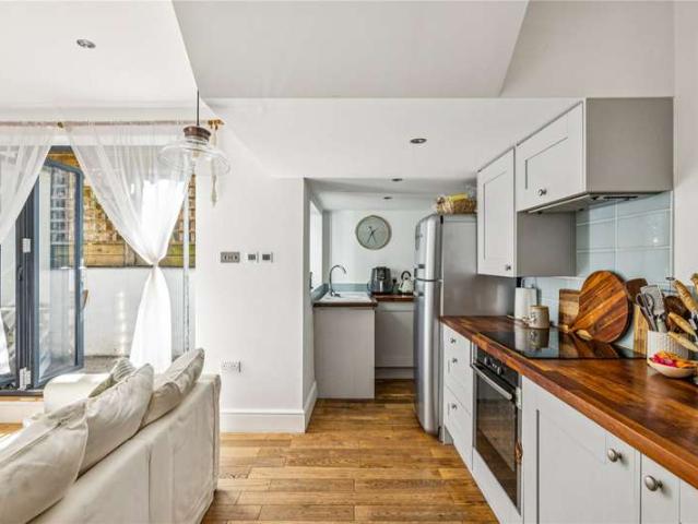 Flat for sale in Clapham Junction, Greater London