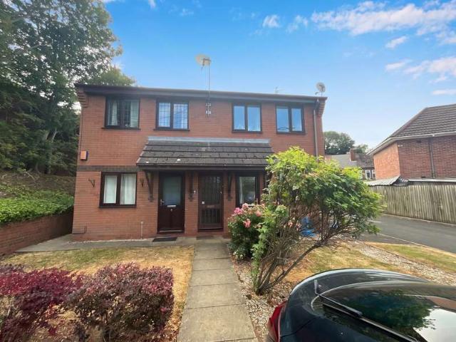 Flat for sale in Cherry Orchard, Fold Hill