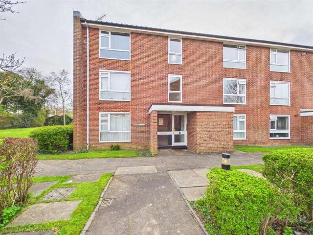 Flat for sale in London Borough of Croydon, Forestdale