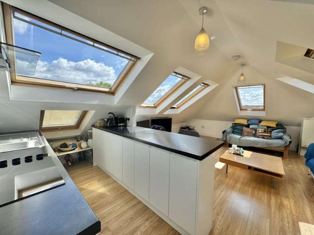 Flat for sale in Winchmore Hill, Edmonton