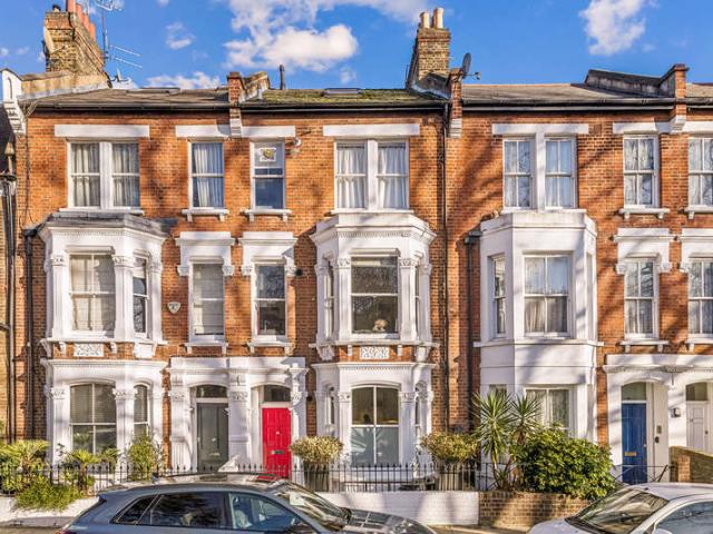 Flat for sale in Brompton, Greater London