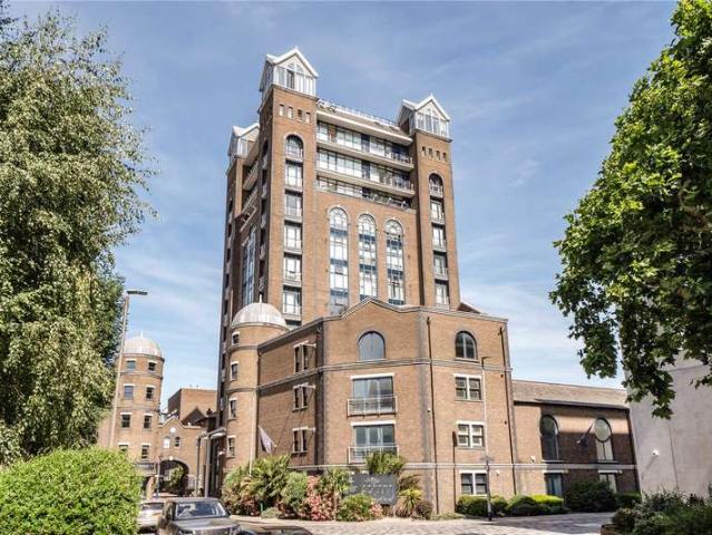 Flat for sale in Battersea, Greater London