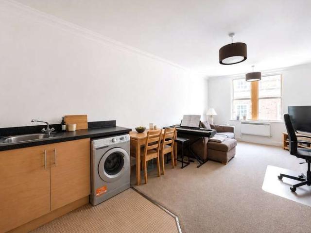 Flat for sale in Clapham, Greater London