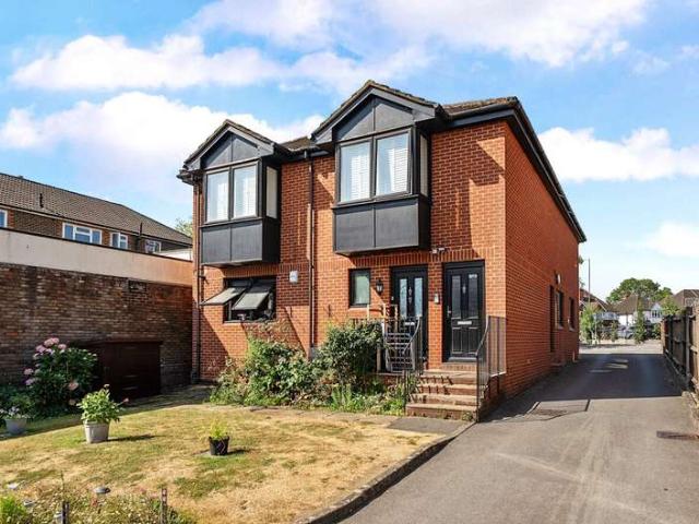 Flat for sale in Woodbridge Hill, Westborough
