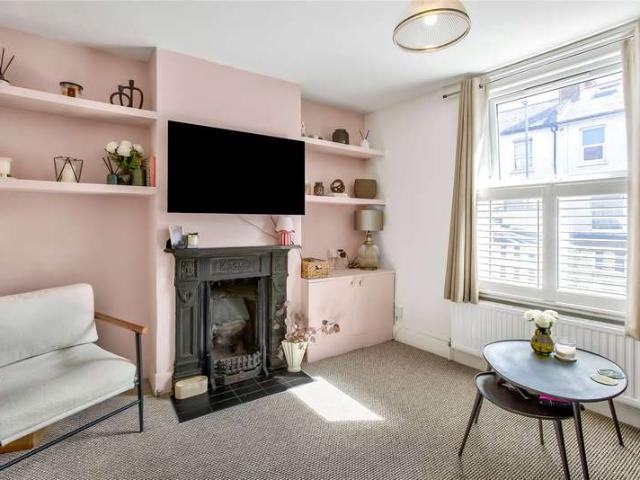 Flat for sale in Furzedown, Greater London