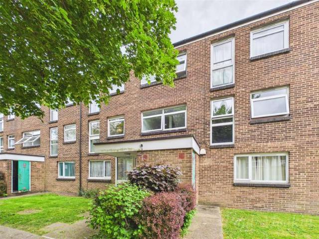 Flat for sale in London Borough of Croydon, Forestdale