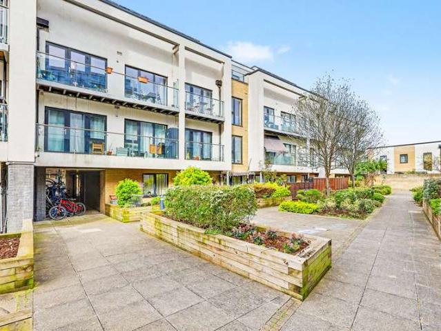 Flat for sale in Walthamstow Village, Greater London