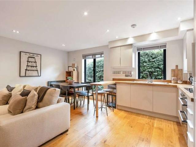 Flat for sale in East Dulwich, Greater London
