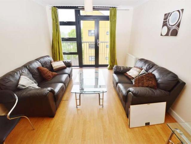 Flat for sale in Bromley-by-Bow, Bow
