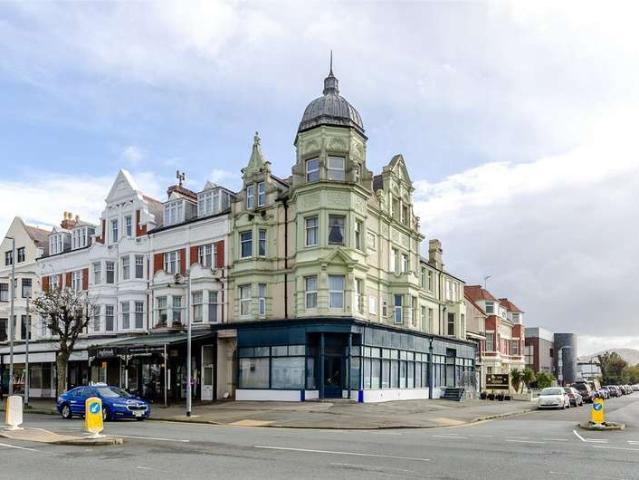 Flat for sale in Llandudno, Wales