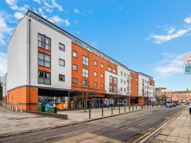 Flat for sale in Woodcote, Epsom