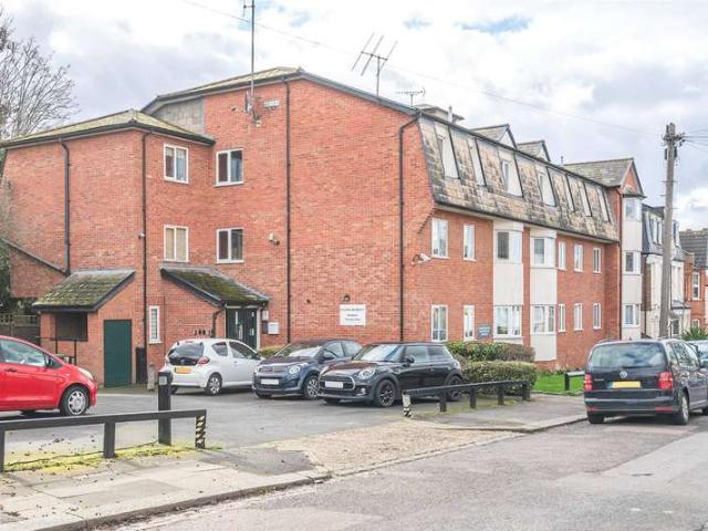 Flat for sale in Colney Hatch, Greater London