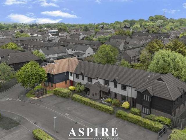 Flat for sale in Laindon, Essex