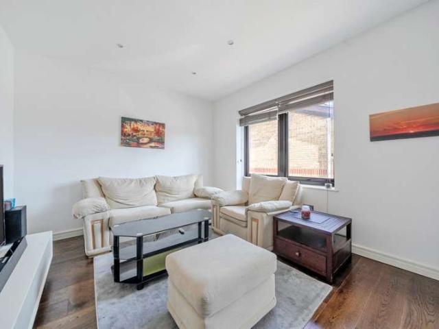 Flat for sale in Hampton, Greater London