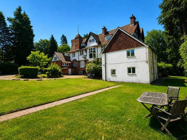 Flat for sale in Fole, Surrey