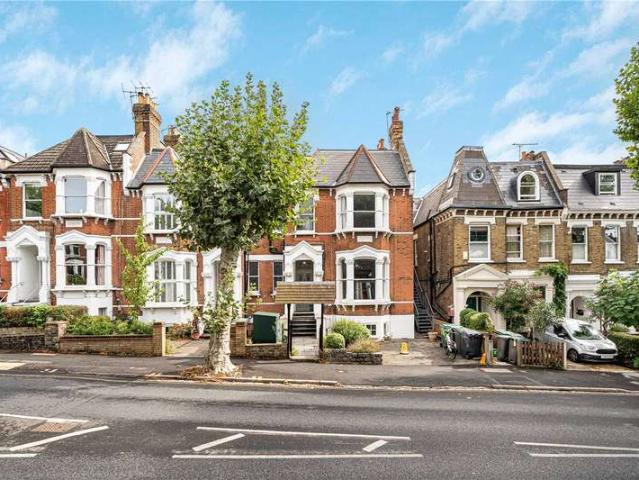 Flat for sale in Stroud Green, Greater London