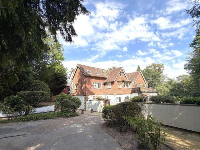 Flat for sale in Fole, Surrey