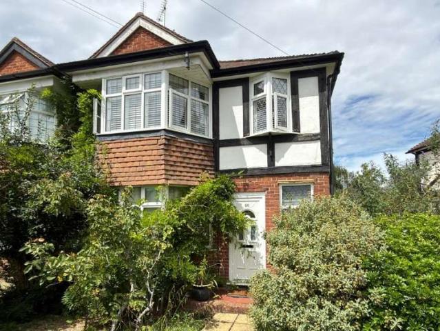 Flat for sale in Kingston Vale, Greater London
