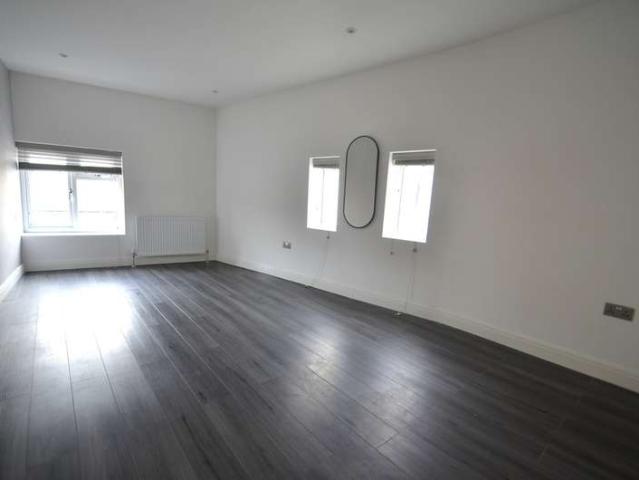 Flat for rent in Lower Halliford, Surrey
