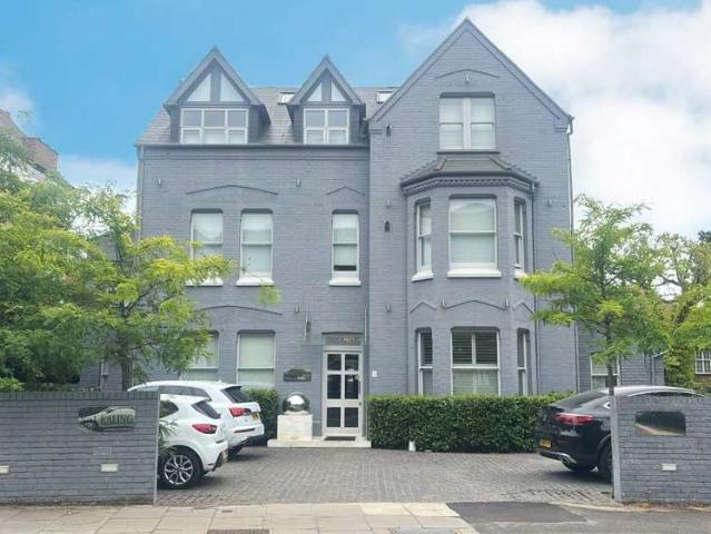 Flat for sale in London Borough of Ealing, Perivale