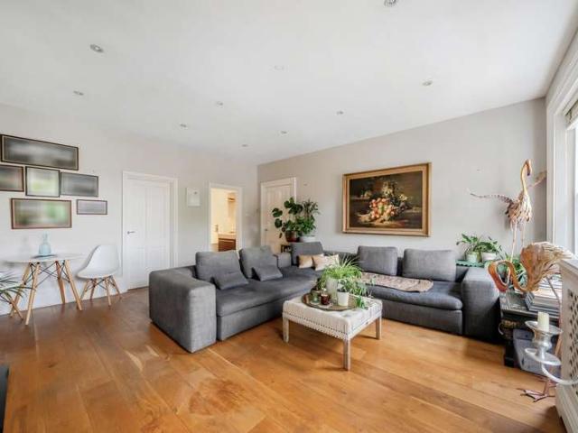 Flat for sale in Strawberry Hill, Greater London