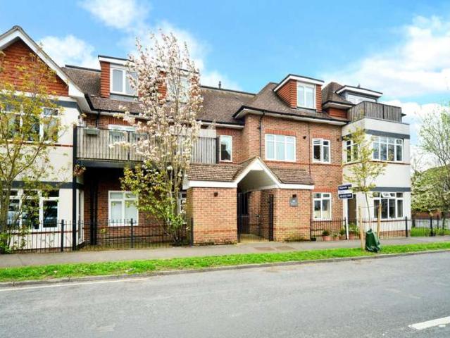 Flat for sale in Worcester Park, Greater London