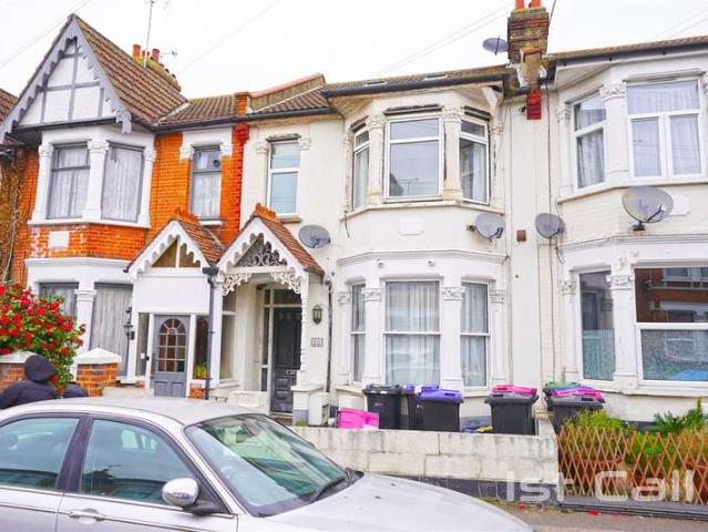 Flat for sale in Alton Barnes, Essex