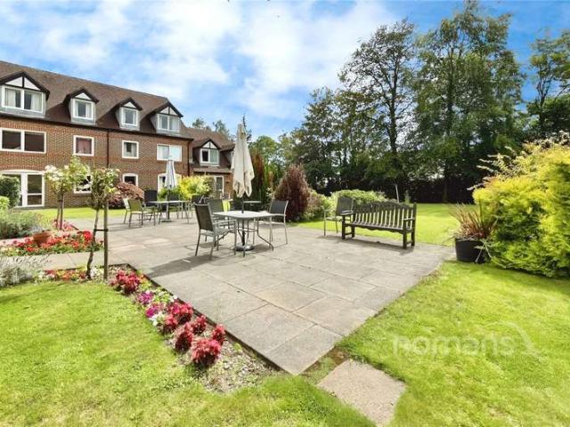 Flat for sale in Little Sandhurst
