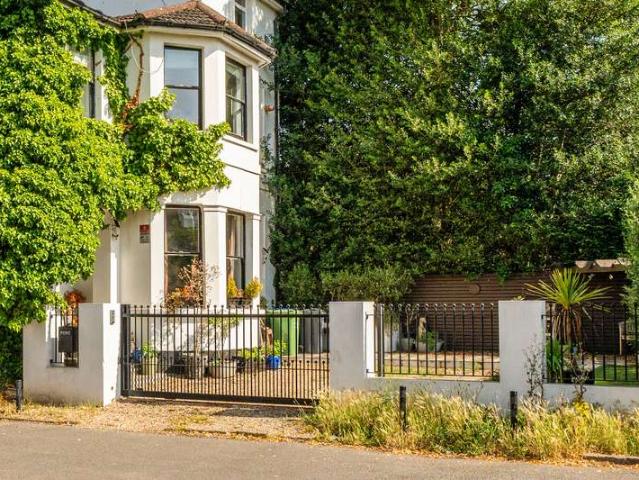 Flat for sale in Surbiton, Greater London