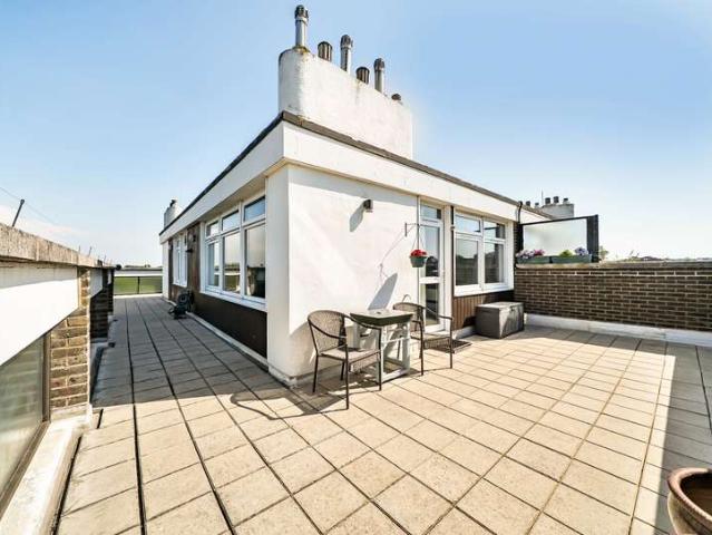 Flat for sale in Furzedown, Greater London