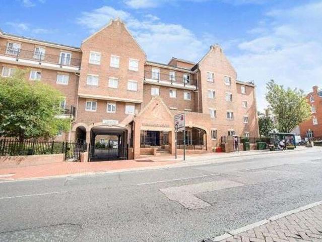 Flat for sale in Luton, Chatham