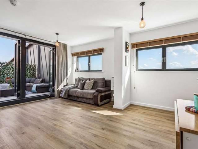 Flat for sale in London Borough of Islington, Greater London