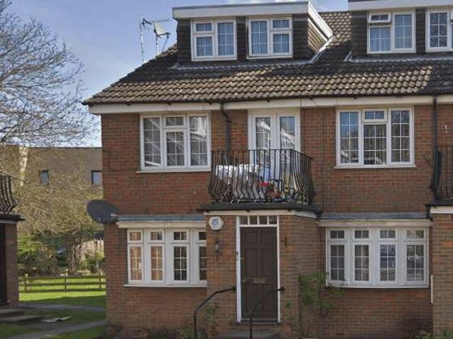 Flat for rent in Little Stanmore, Greater London