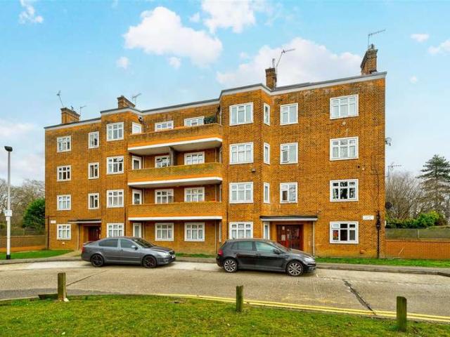 Flat for sale in South Woodford, Snaresbrook