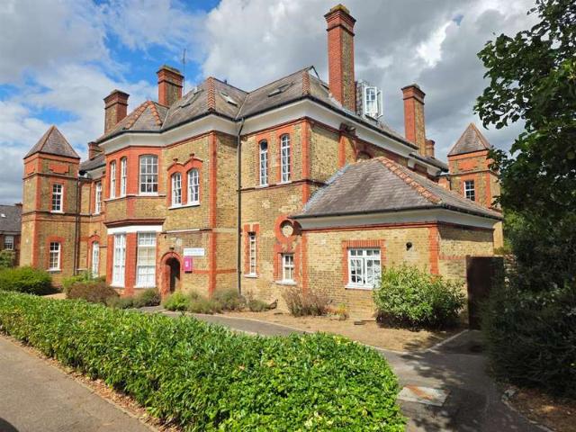 Flat for sale in Southgate, Oakwood