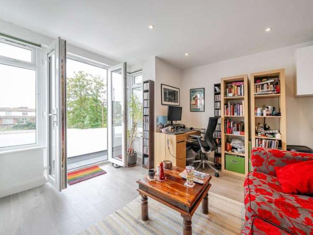 Flat for sale in Wallington, Greater London