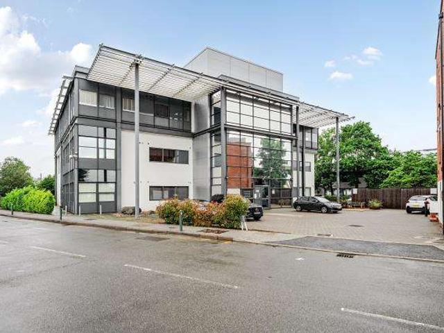 Flat for sale in Highway, Maidenhead