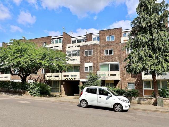 Flat for sale in Mount Hermon, Woking