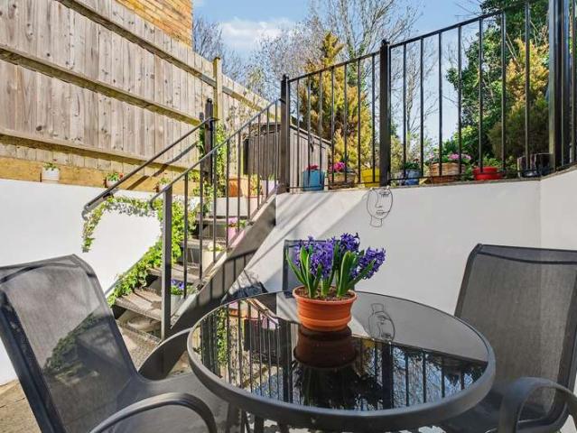 Flat for sale in Stroud Green, Greater London