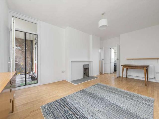 Flat for sale in Southfields, Greater London