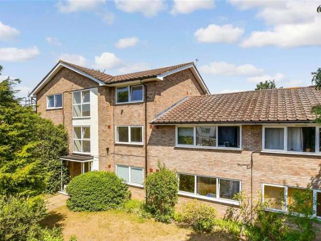 Flat for sale in Carshalton Beeches, Greater London